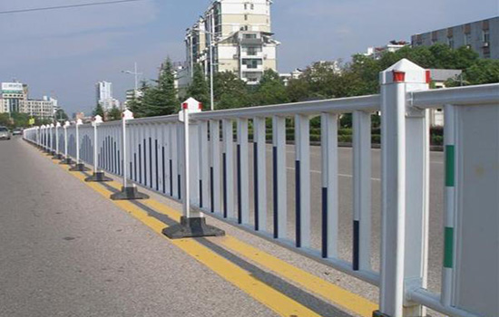 小區(qū)道路<a href=http://www.recherchecamping.com target=_blank class=infotextkey>護(hù)欄</a>