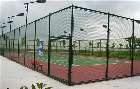 籃球場(chǎng)<a href=http://www.recherchecamping.com target=_blank class=infotextkey>圍欄</a>