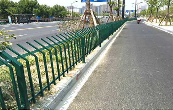 鋅鋼<a href=http://www.recherchecamping.com target=_blank class=infotextkey>護(hù)欄</a>多少錢一米