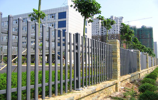 廠區(qū)圍墻<a href=http://www.recherchecamping.com target=_blank class=infotextkey>護欄</a>