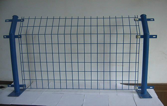 雙邊<a href=http://www.recherchecamping.com target=_blank class=infotextkey><a href=http://www.recherchecamping.com target=_blank class=infotextkey>護(hù)欄</a>網(wǎng)</a>