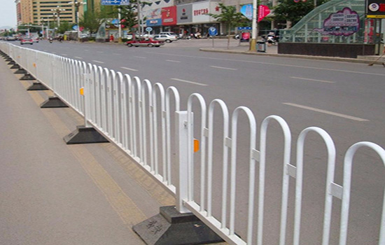 鋅鋼交通<a href=http://www.recherchecamping.com target=_blank class=infotextkey>護(hù)欄</a>